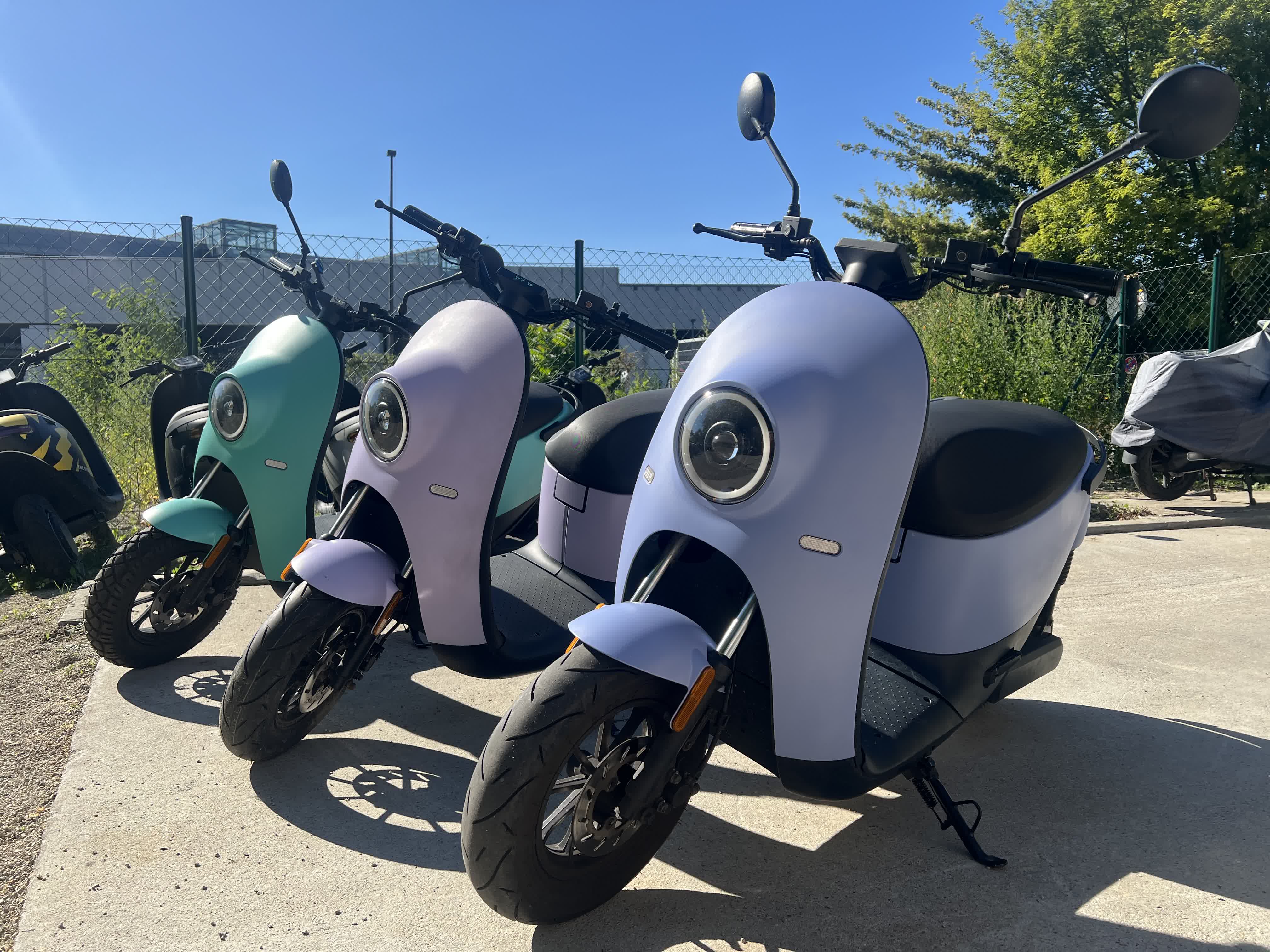 UNU in front of Garage